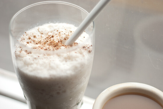 milkshake-with-nutmeg-winter vanilla milkshake with nutmeg and cinnamon on a snowy day